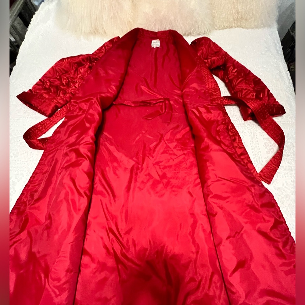 Lovely red quilted Neiman Marcus robe. Medium to large. - Picture 14 of 17